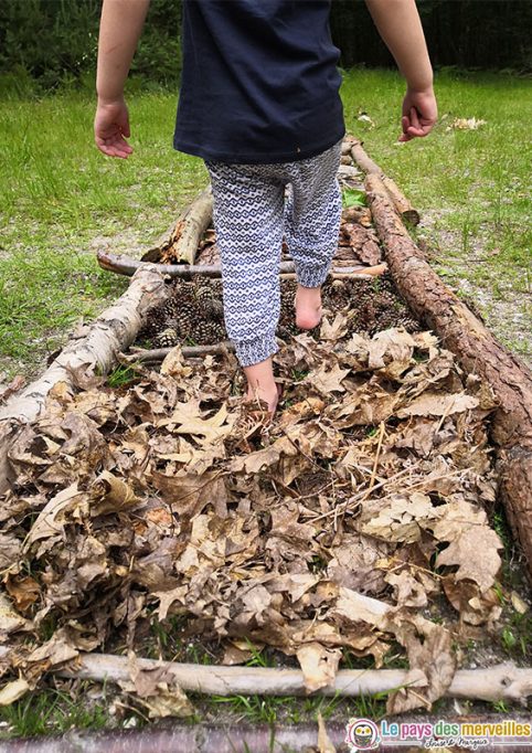 Activité sensorielle pour les enfants dans la forêt