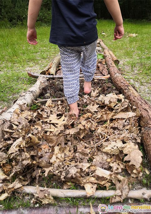 Activité sensorielle pour les enfants dans la forêt