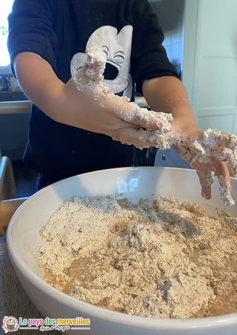 pétrir pâte à pizza avec les enfants