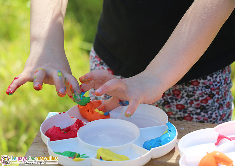 Mains d'enfant avec de la peinture