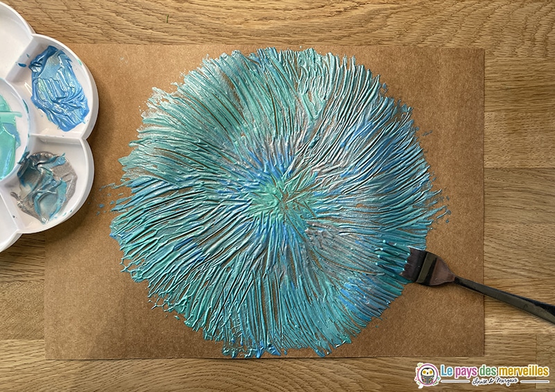 peindre avec une fourchette dans un cercle