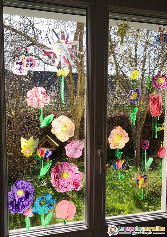 fleurs peintes sur les vitres de la maison