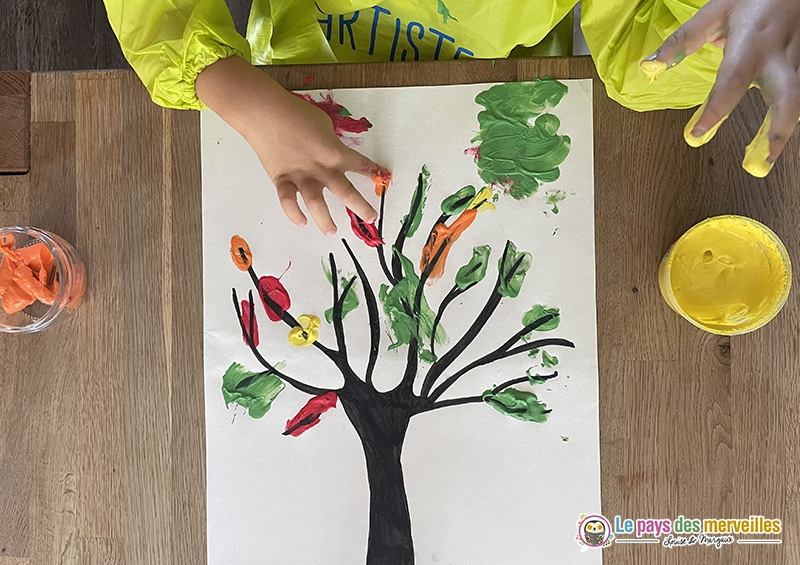 Peindre le dessin d'un arbre aux couleurs de l'automne