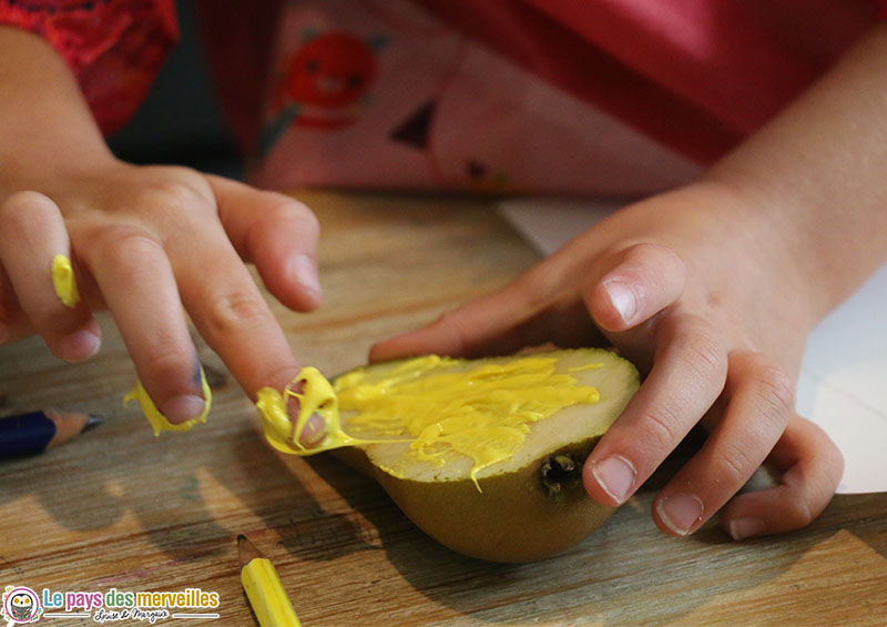 Etaler de la peinture sur une poire pour peindre