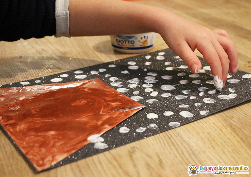 neige avec de la gouache aux doigts