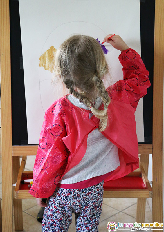 Peinture d'un oeuf de Pâques en maternelle