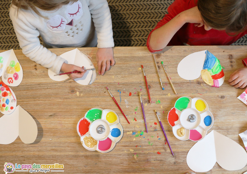 Bricolage coeurs en symétrie et en peinture