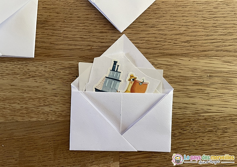gommettes dans petite enveloppe en origami