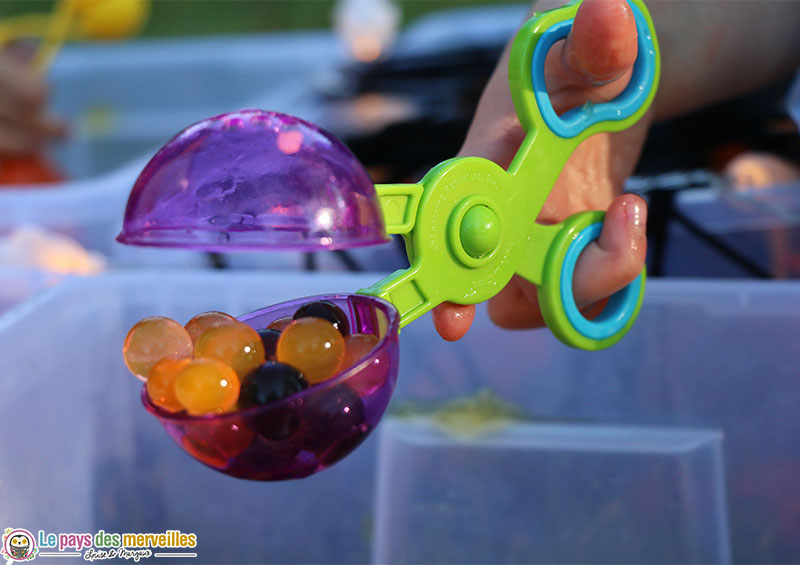 Pince boule pour activité avec des perles d'eau 