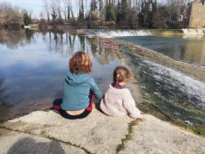 pique-nique au bord de la rivière