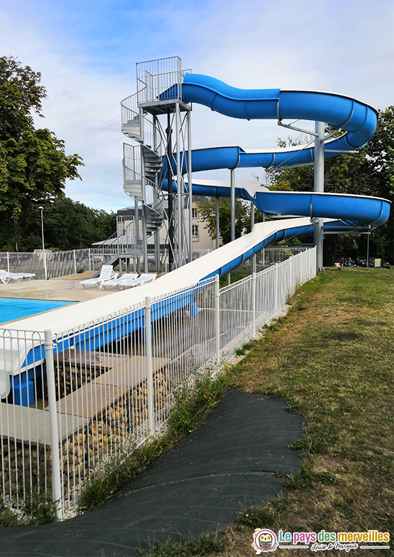 piscine extérieure chauffée avec toboggan