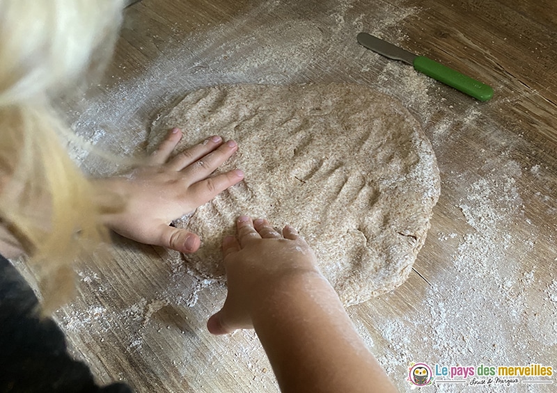 pétrir pâte à pizza avec un enfant