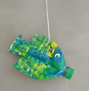 Poisson avec une bouteille en plastique 