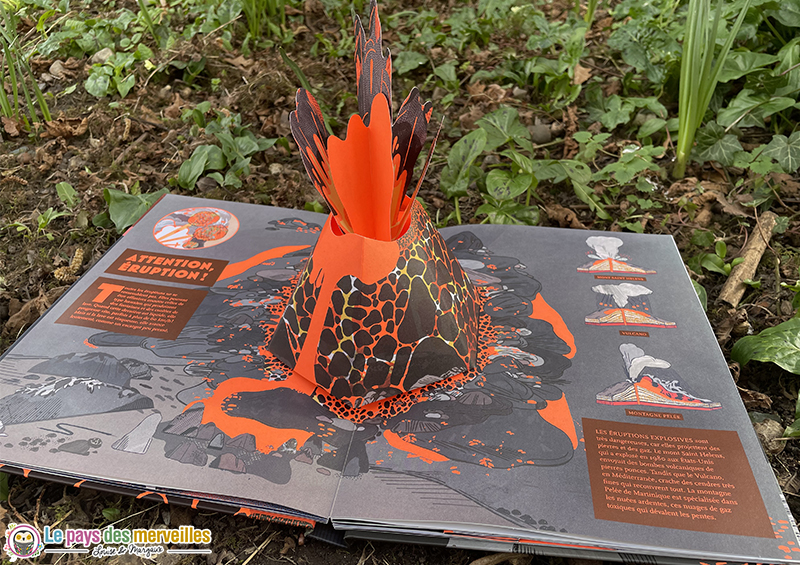 livre animé pop-up volcans coulée de lave