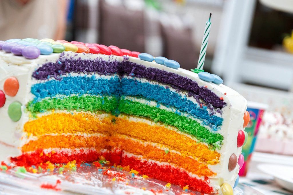 décoration d'anniversaire colorée avec un rainbow cake 