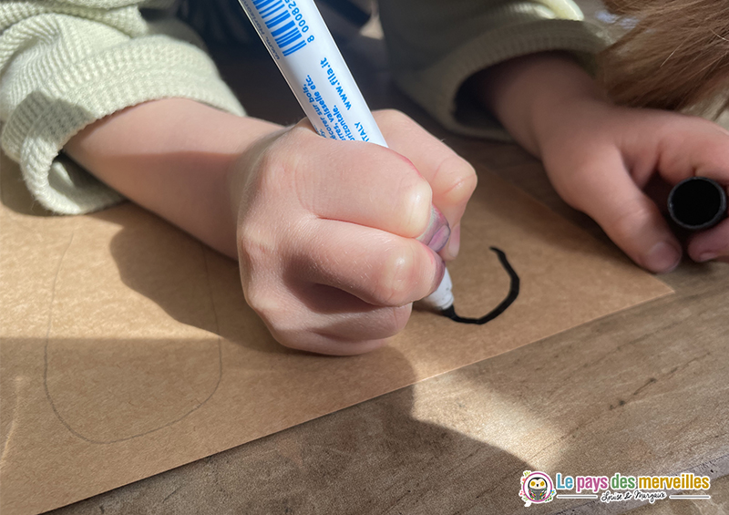 repasser au feutre noir sur les traits de crayon