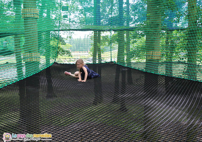 Trampoline filets dans les arbres