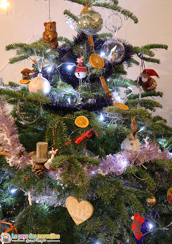 Sapin de Noël avec des décorations naturelles