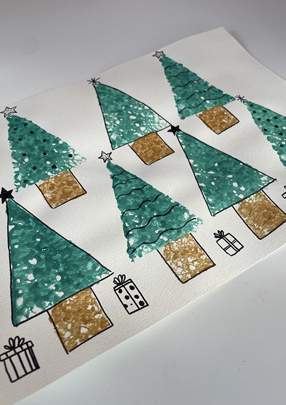 Bricolage sapin de Noël avec une éponge découpée, de la gouache et un feutre noir