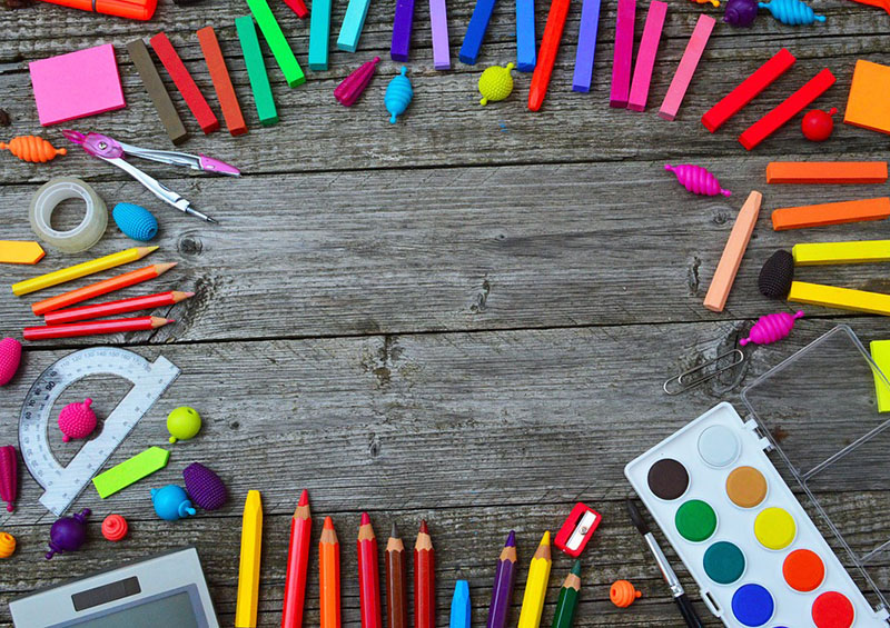 Matériel créatif posée sur une surface en bois