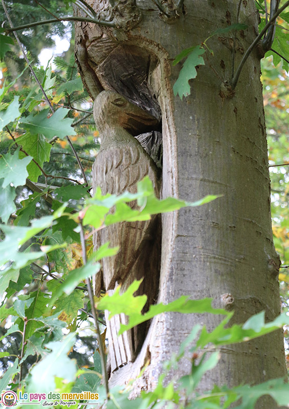 Sculpture dans un tronc d'arbre