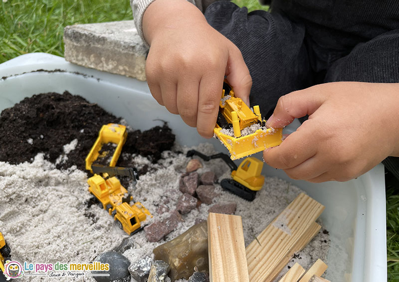 manipulation et observation véhicules de chantier dans un bac sensoriel