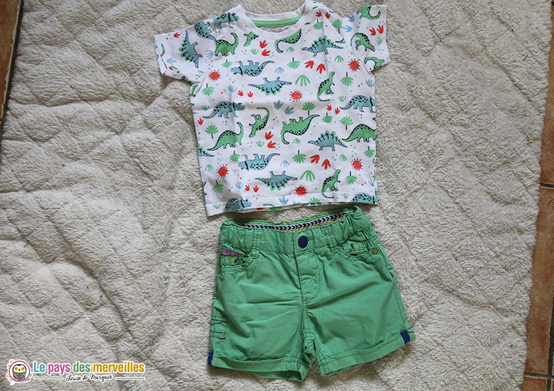 short vert chino et tee-shirt dinosaures