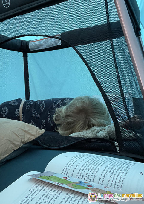 sommeil de bébé au camping en tente