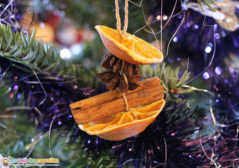 Suspension de Noël réalisée avec des oranges séchées, de la cannelle et de l'anis étoilé