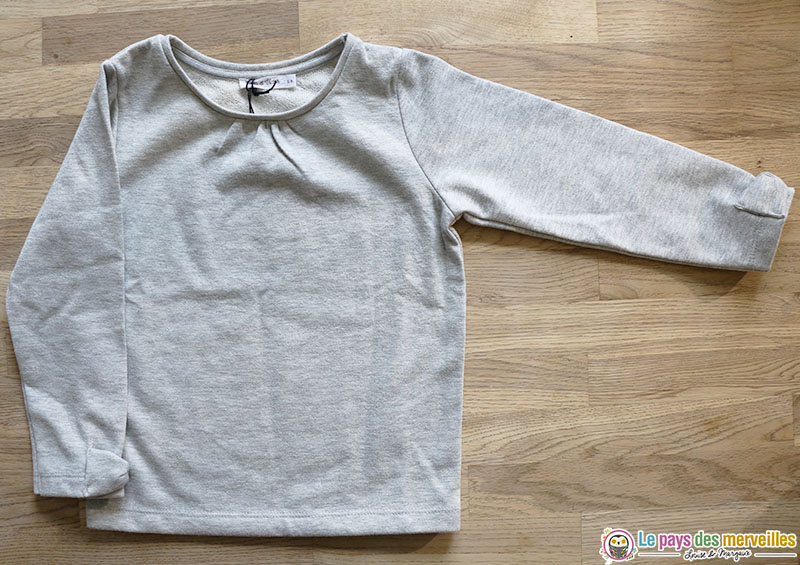 sweat gris avec des paillettes