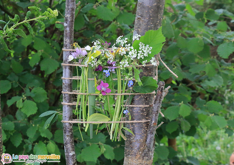 tissage végétal avec des cordes nouées entre deux arbres