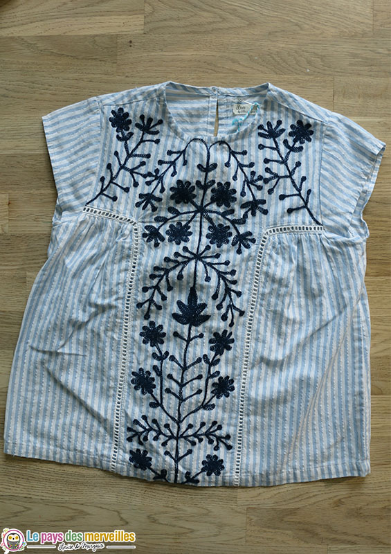 blouse à rayures bleues avec des fleurs brodées