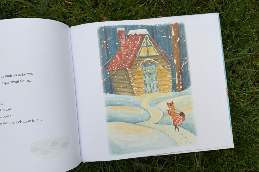 Le renard marche dans la neige vers une petite maison en bois éclairée, illustration hivernale de Un abri pour la nuit.